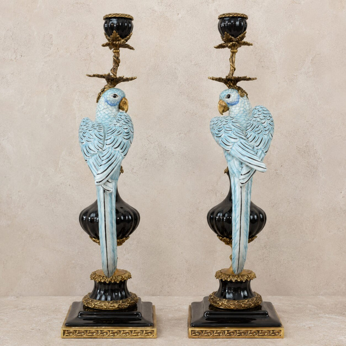 Paire de bougeoirs perroquets en porcelaine et bronze doré, vue d'ensemble profil