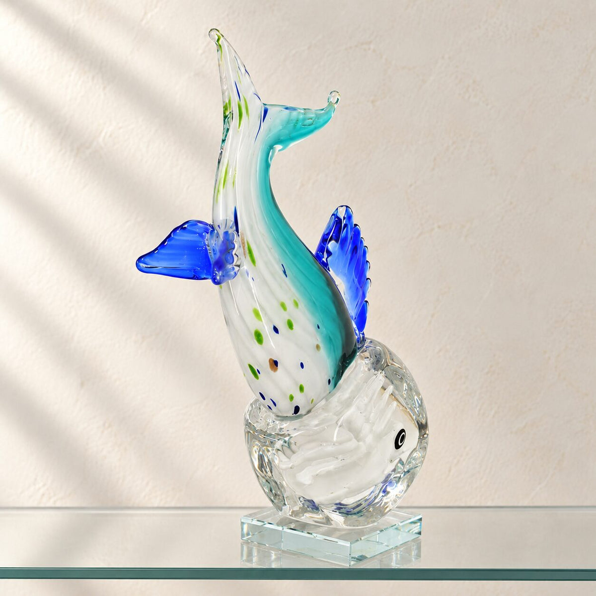 Poisson koï en verre soufflé turquoise, vue d'ensemble de face