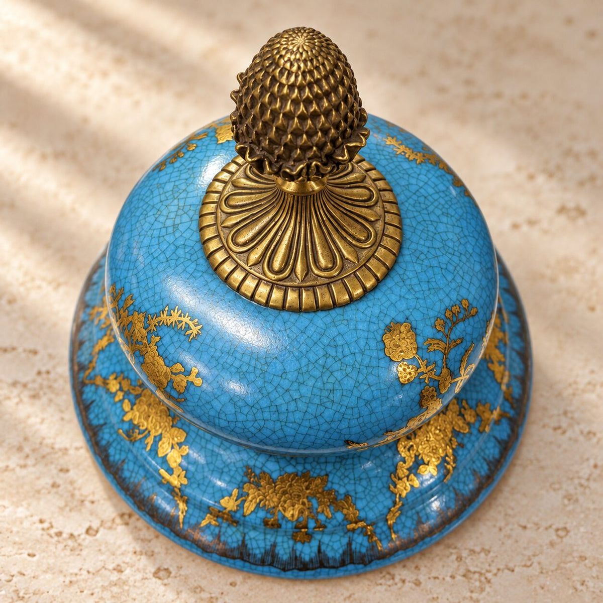 Potiche couverte en porcelaine bleu céleste et bronze doré, détail couvercle dessus pomme pin gros plan