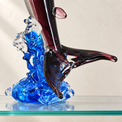 Baleine à bosse en verre soufflé sur vague, détail de la queue et de la vague