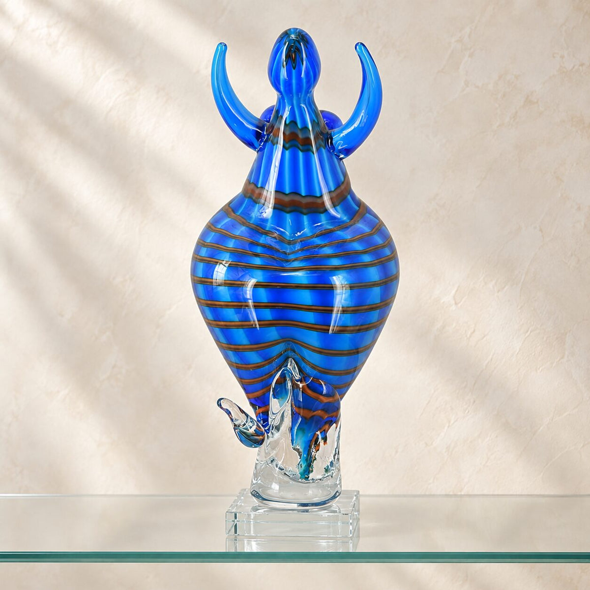 Sculpture danseuse en verre soufflé bleu style Murano, vue de face angle 2