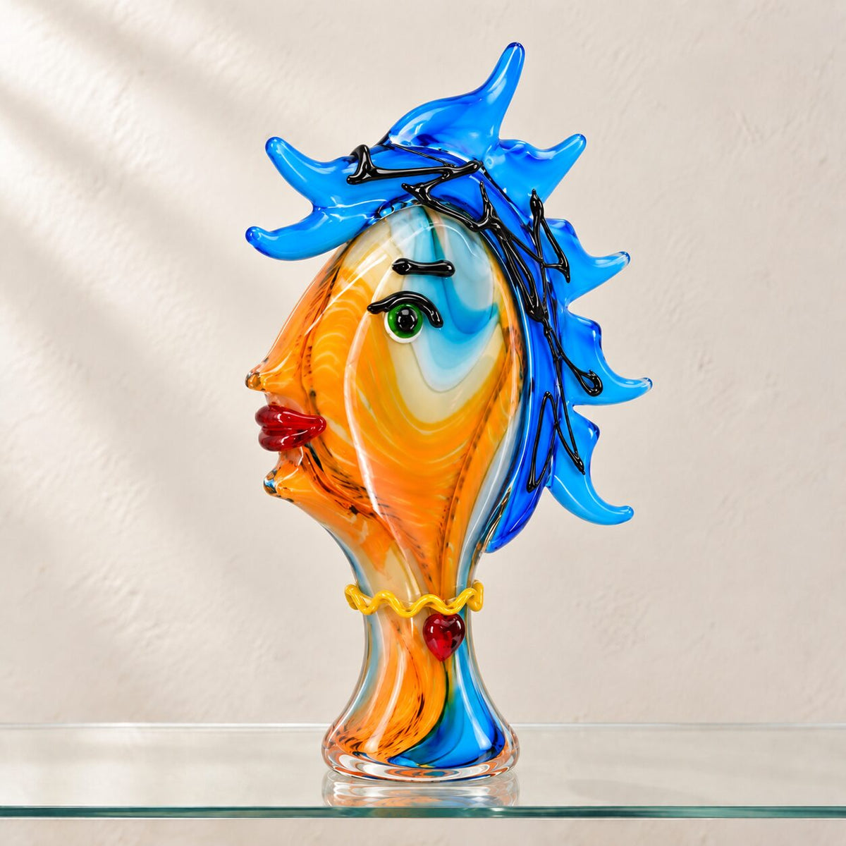 Visage féminin stylisé en verre soufflé bleu cobalt, détail de l'œil