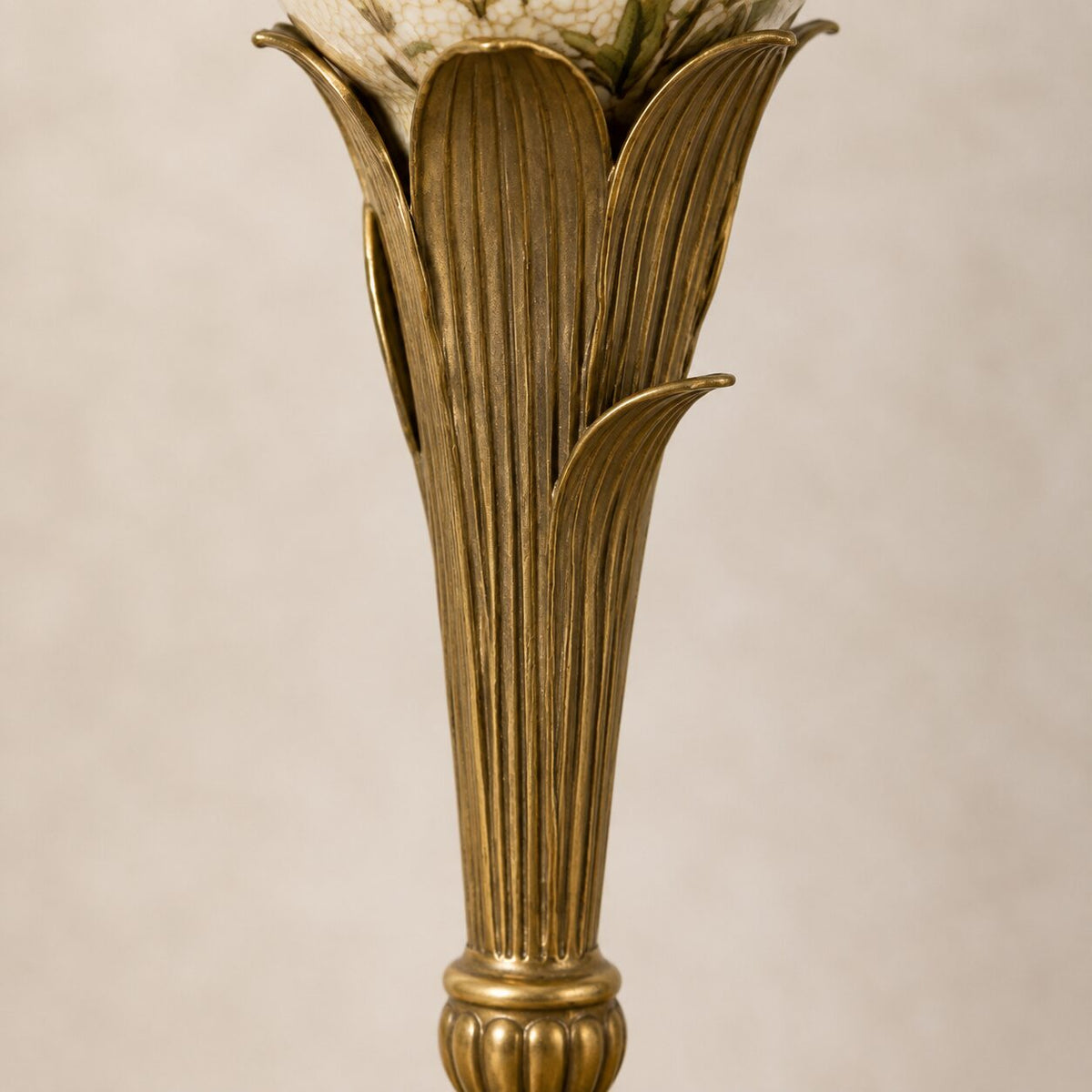 Surtout de table en bronze doré et porcelaine à décor floral, détail vasque sommet