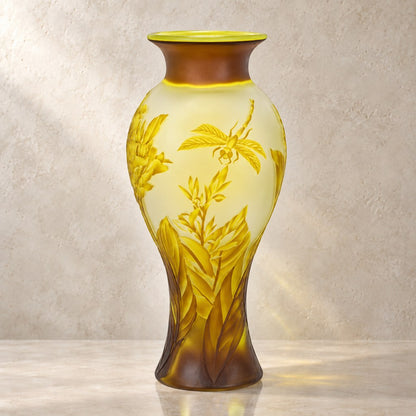Vase balustre en verre camée à décor de freesias jaunes, vue face secondaire