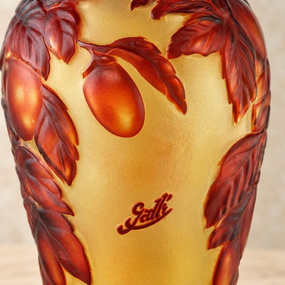 Vase balustre en verre multicouche décor de prunes, détail de l'inscription gravée