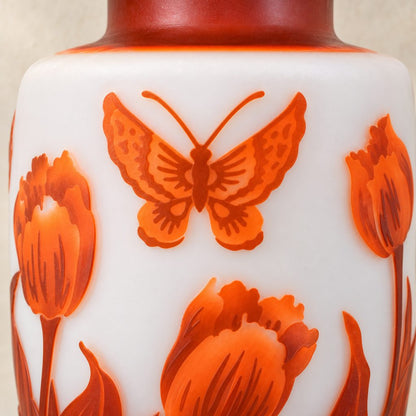 Vase camée en pâte de verre décor tulipes, style Gallé, détail papillon relief