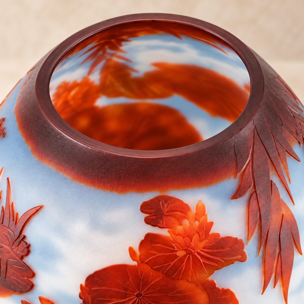 Vase camée en verre multicouche à décor de nénuphars, détail ouverture