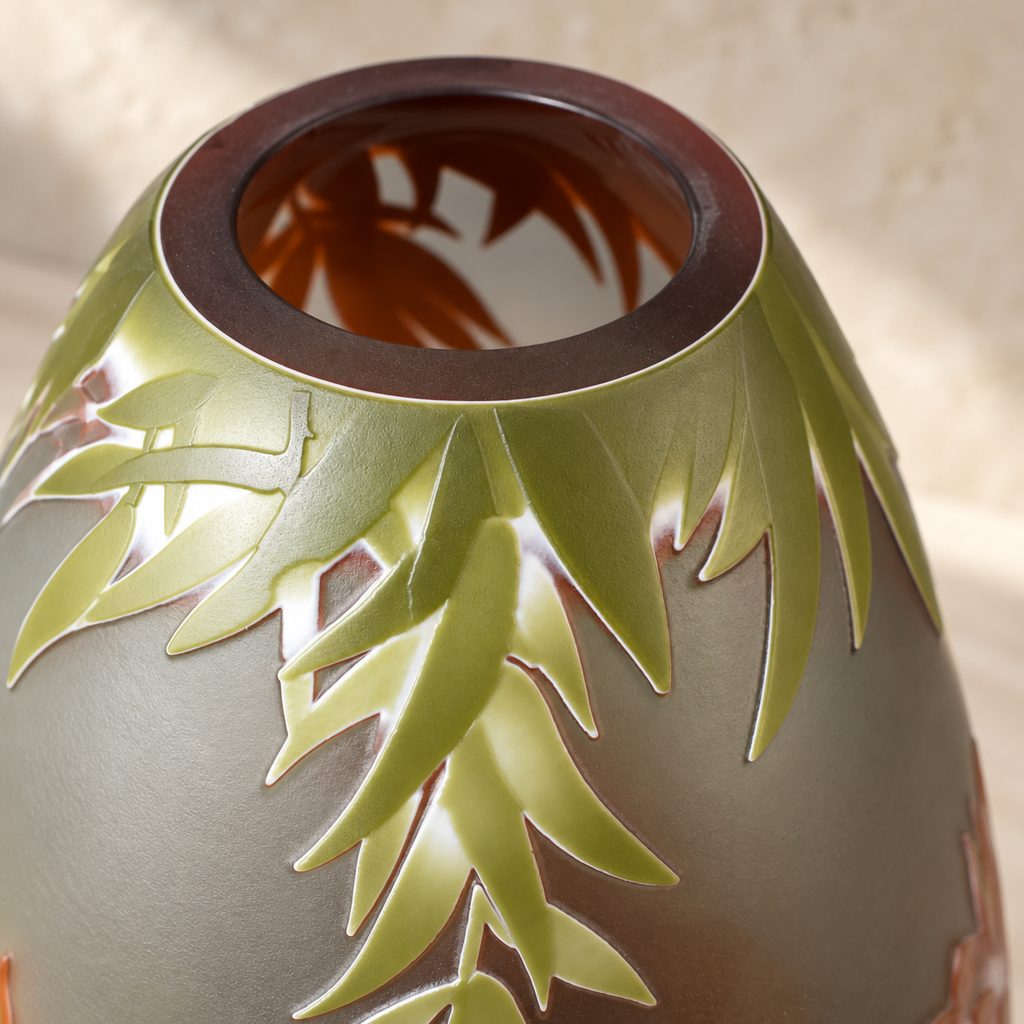 Vase camée en verre multicouche décor nénuphars et lotus, détail col feuillage