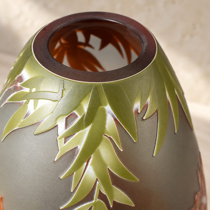 Vase camée en verre multicouche décor nénuphars et lotus, détail col feuillage