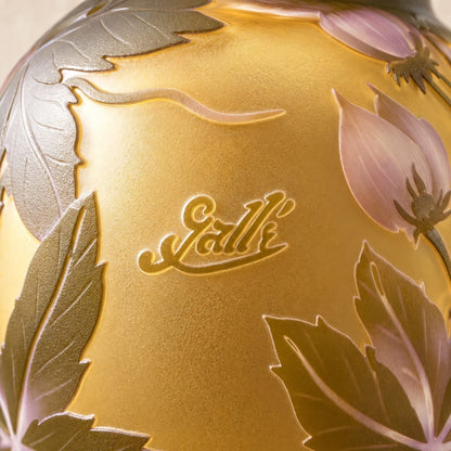 Vase camée en verre multicouche décor de pivoines et feuillages, détail de l'inscription gravée