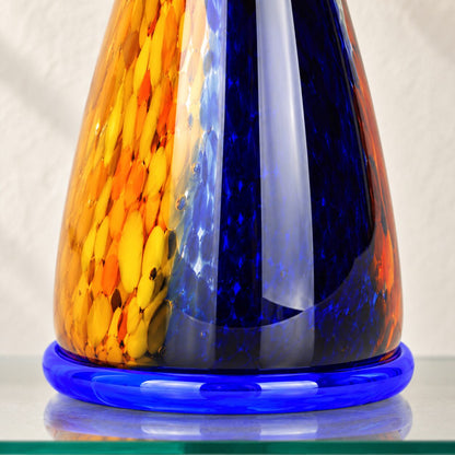 Vase sculpture visage cubiste de face en verre polychrome style Murano, détail base pied bleu orange gros plan