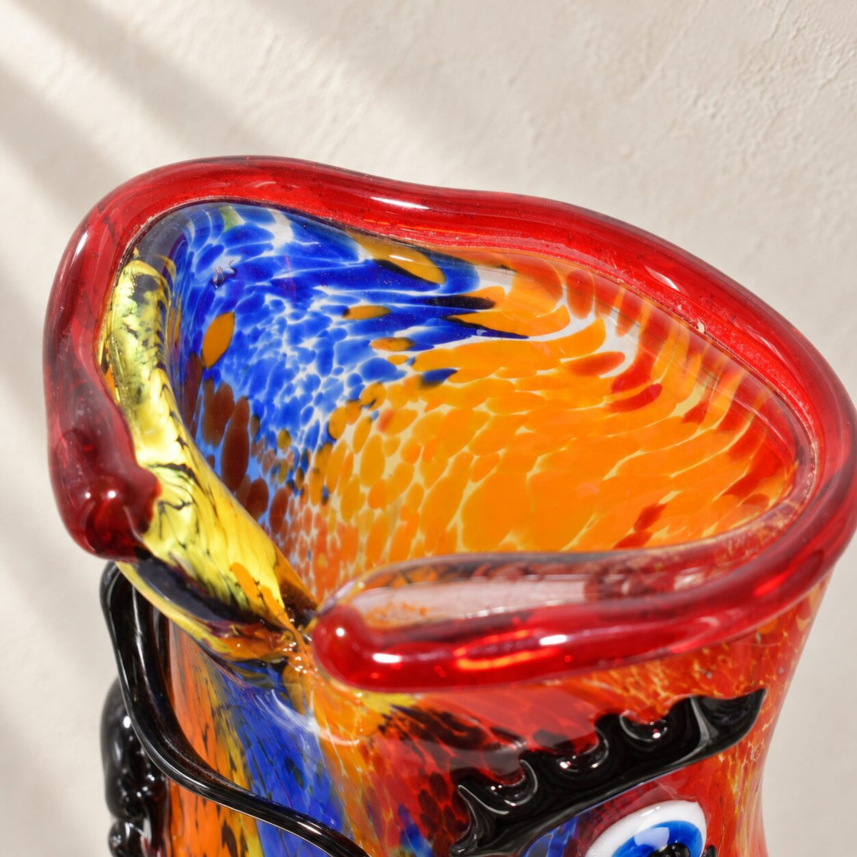 Vase sculpture visage cubiste de profil en verre polychrome style Murano, détail col ouverture gros plan