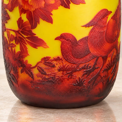 Vase en verre multicouche décor pivoines et perdrix, détail perdrix bas vase