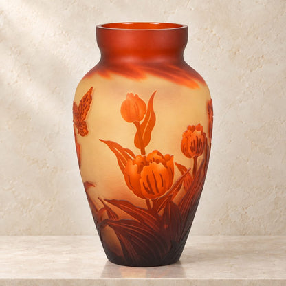 Vase en verre multicouche décor tulipes et papillon, face tulipes