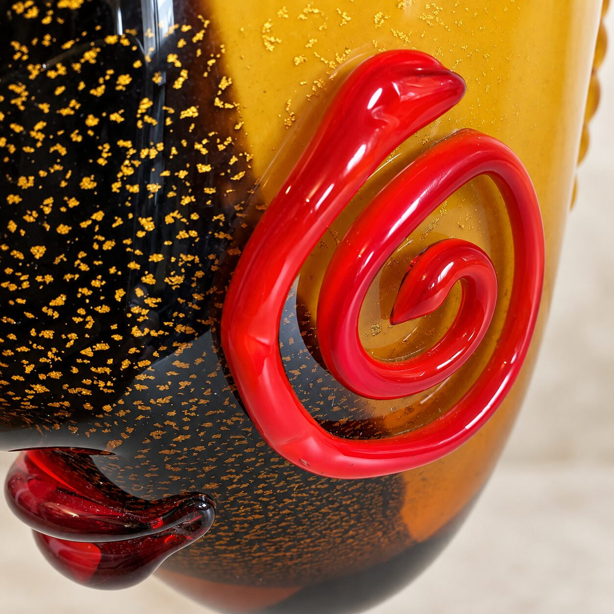 Vase visage abstrait en verre style Murano orange et noir, détail spirale rouge dos