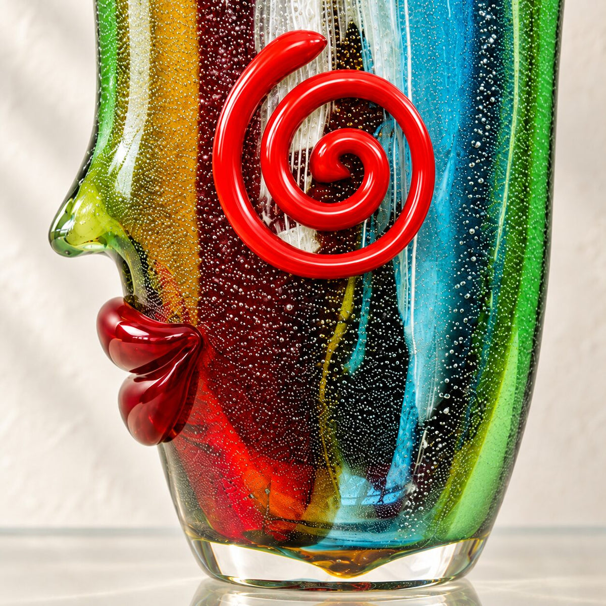 Vase visage en verre style Murano polychrome à spirale, détail spirale rouge nez face2