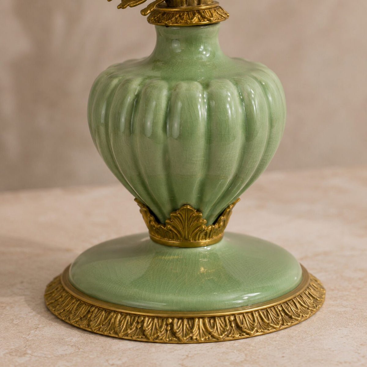 Bougeoir en porcelaine céladon et bronze doré aux oiseaux, détail base bronze