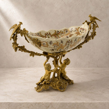 Coupe en porcelaine craquelée sur monture bronze aux putti, vue de face