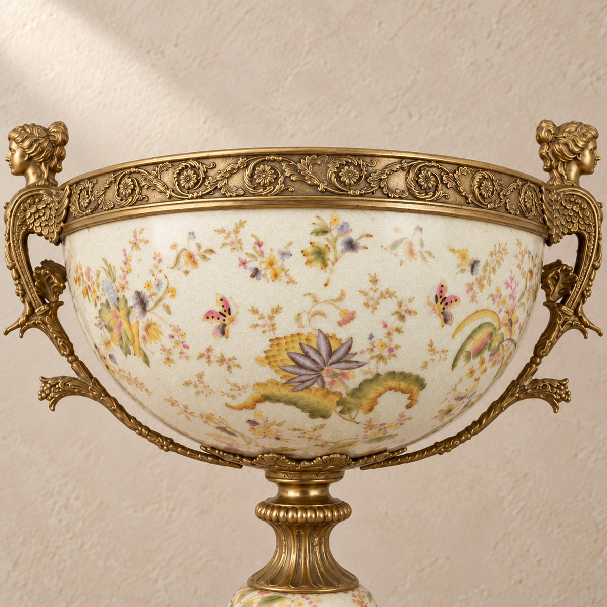 Coupe en porcelaine craquelée à décor floral, monture bronze - H. 42 cm