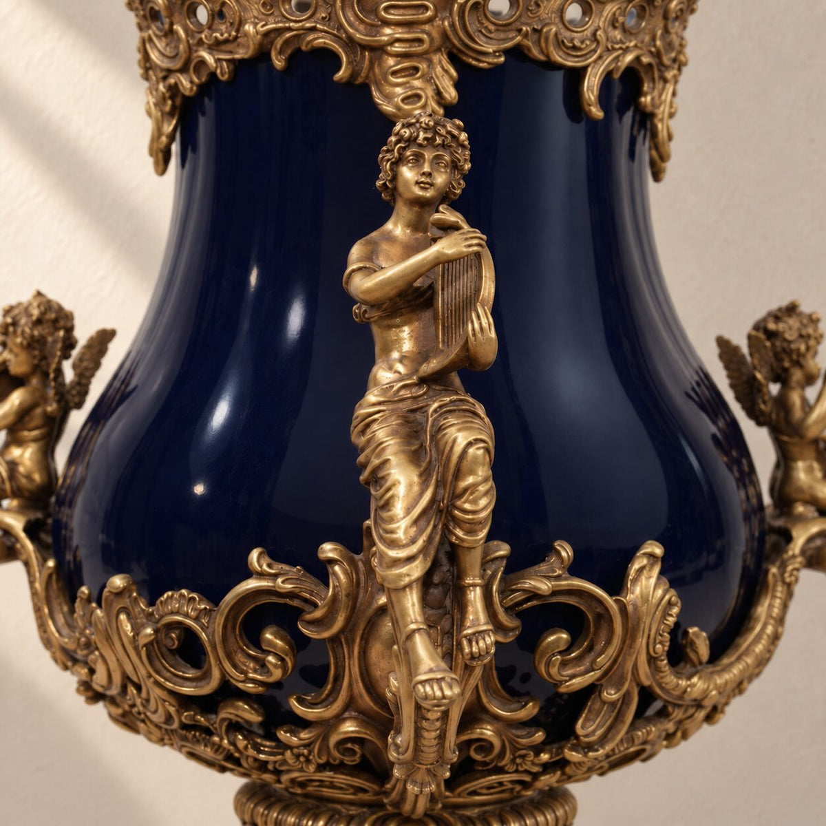 Grande urne couverte en porcelaine bleu cobalt et bronze doré, détail figure lyre
