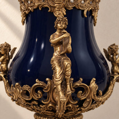 Grande urne couverte en porcelaine bleu cobalt et bronze doré, détail figure lyre