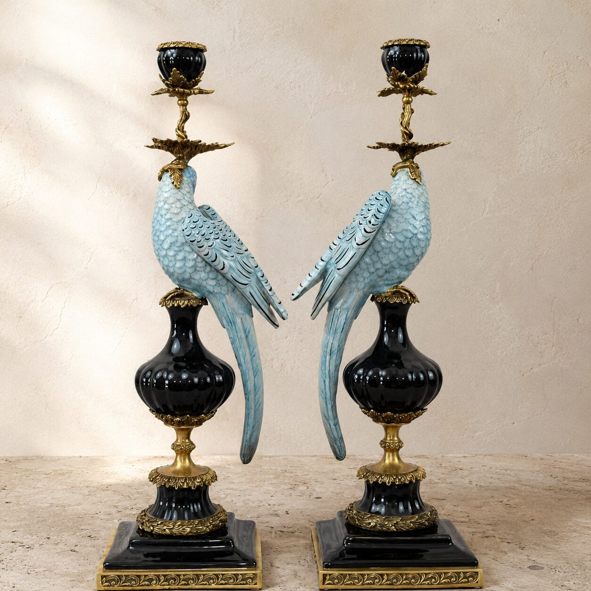 Paire de bougeoirs perroquets en porcelaine et bronze doré, vue d'ensemble face