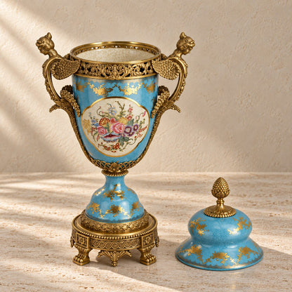 Potiche couverte en porcelaine bleu céleste et bronze doré, vue d'ensemble angle 2