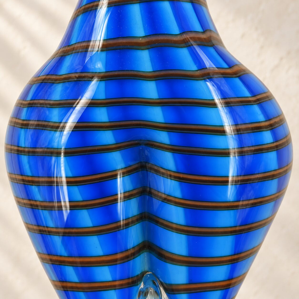 Sculpture danseuse en verre soufflé bleu style Murano, détail rayures corps gros plan