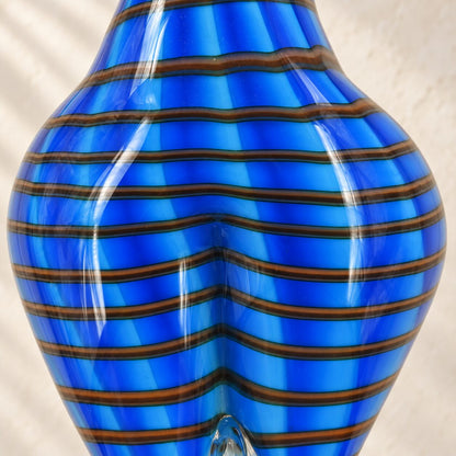 Sculpture danseuse en verre soufflé bleu style Murano, détail rayures corps gros plan