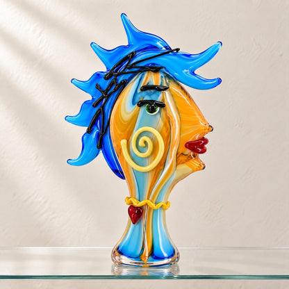 Visage féminin stylisé en verre soufflé bleu cobalt, détail du collier et du cœur