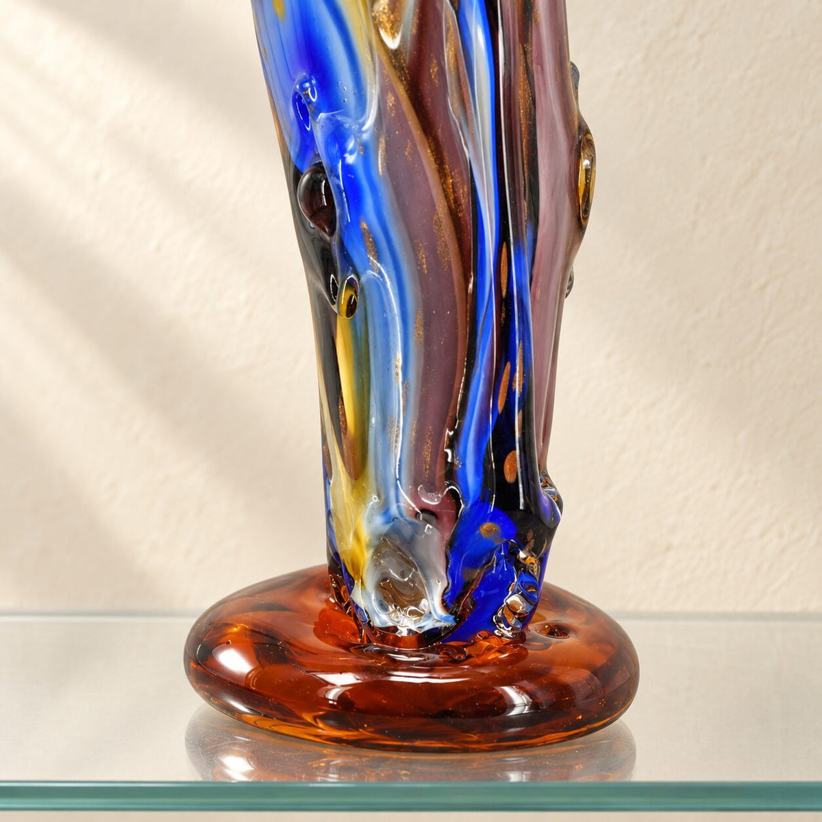 Vase tête de cheval en verre soufflé style Murano, détail corps milieu gros plan