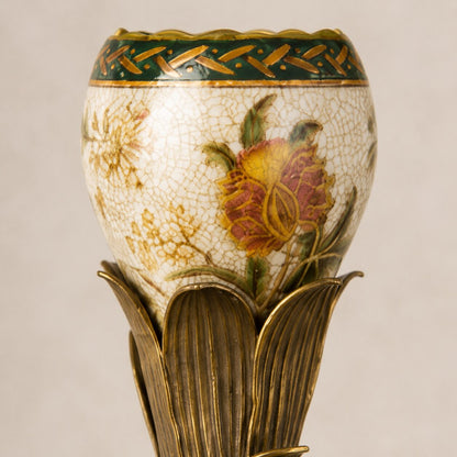 Surtout de table en bronze doré et porcelaine à décor floral, détail vasque fleurs