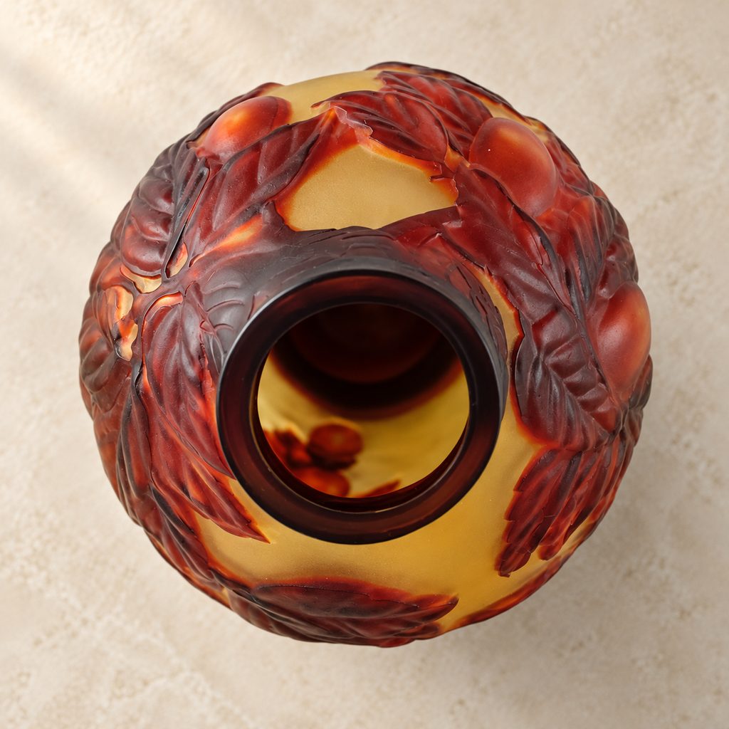 Vase balustre en verre multicouche décor de prunes, vue de dessus sur l'ouverture
