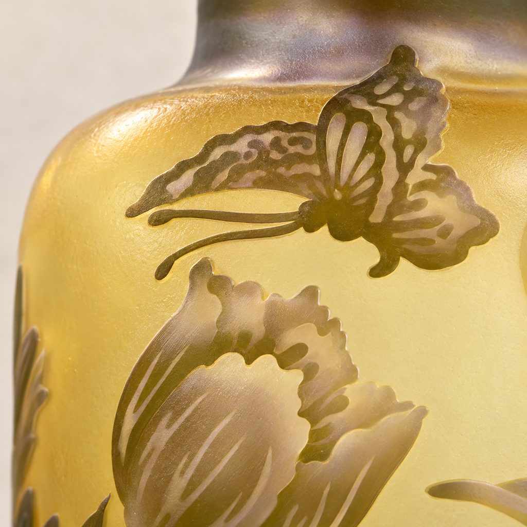 Vase camée en pâte de verre décor tulipes et papillon, détail papillon