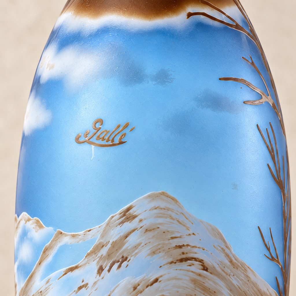 Vase camée en verre multicouche à décor de faisans en vol, détail de l'inscription gravée