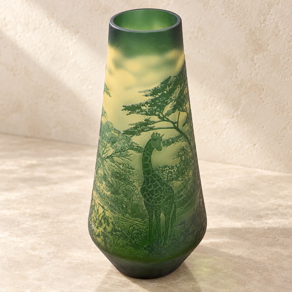 Vase camée en verre multicouche décor girafes et savane, vue de trois quarts