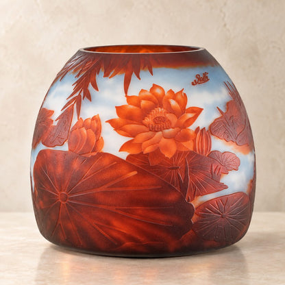 Vase camée en verre multicouche à décor de nénuphars, face nénuphar lotus