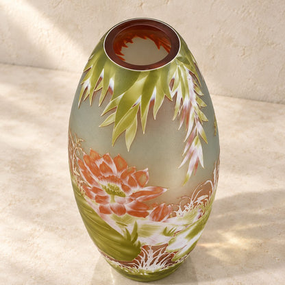 Vase camée en verre multicouche décor nénuphars et lotus, vue plongeante sur l'ouverture
