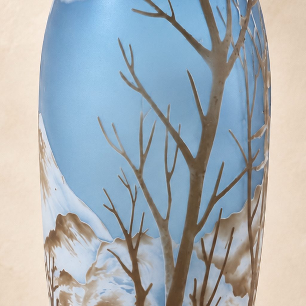 Vase camée en verre multicouche, vol de faisans en hiver, détail arbres hiver