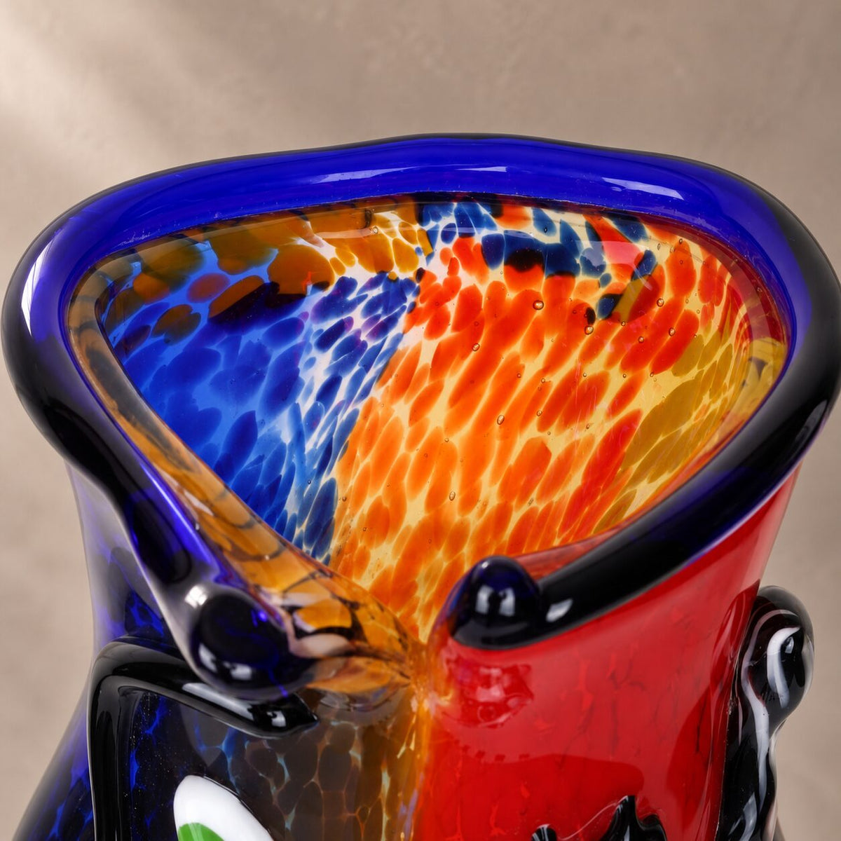 Vase sculpture visage cubiste de face en verre polychrome style Murano, vue de dessus ouverture