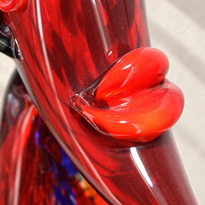 Vase sculpture visage cubiste de profil en verre polychrome style Murano, détail bouche rouge relief gros plan