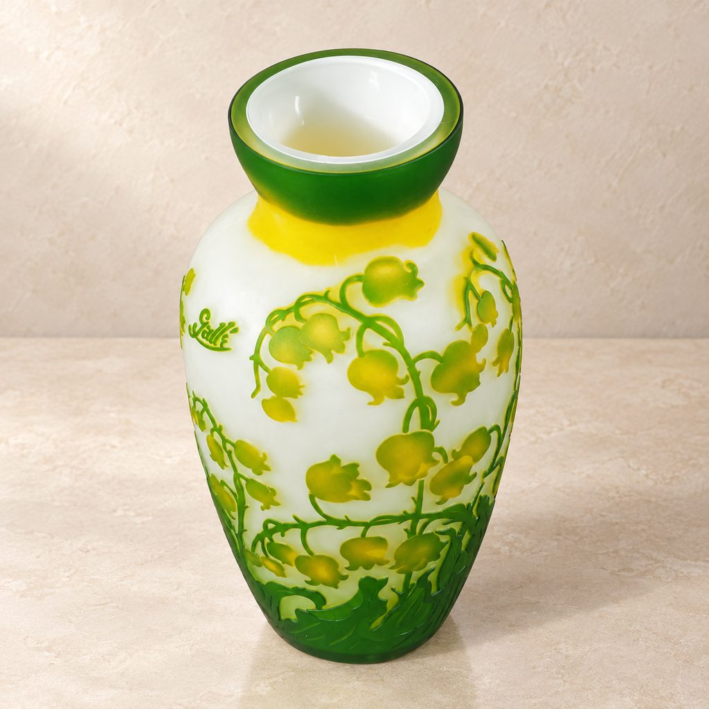 Vase en verre camée décor muguet vert et jaune, vue de trois quarts