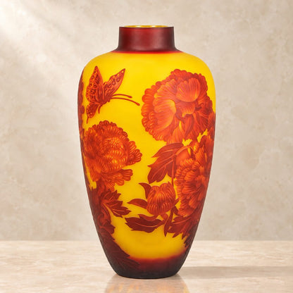 Vase en verre multicouche décor pivoines et papillon, vue de trois quarts