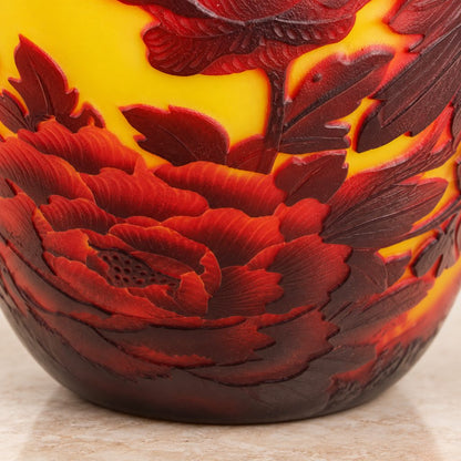 Vase en verre multicouche décor pivoines et perdrix, détail pivoine relief