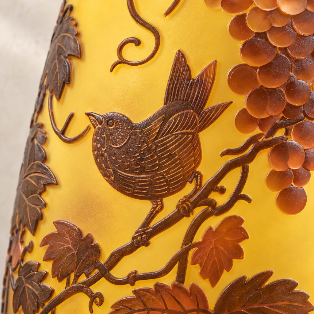 Vase en verre multicouche à décor de vigne et raisins, détail oiseau