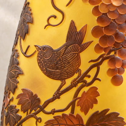 Vase en verre multicouche à décor de vigne et raisins, détail oiseau