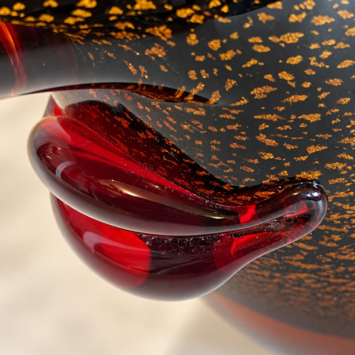 Vase visage abstrait en verre style Murano orange et noir, détail oreille rouge dos
