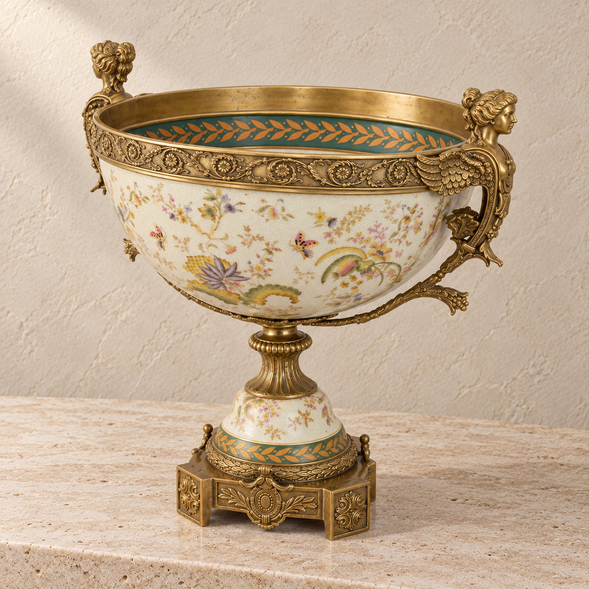 Coupe en porcelaine craquelée à décor floral, monture bronze - H. 42 cm