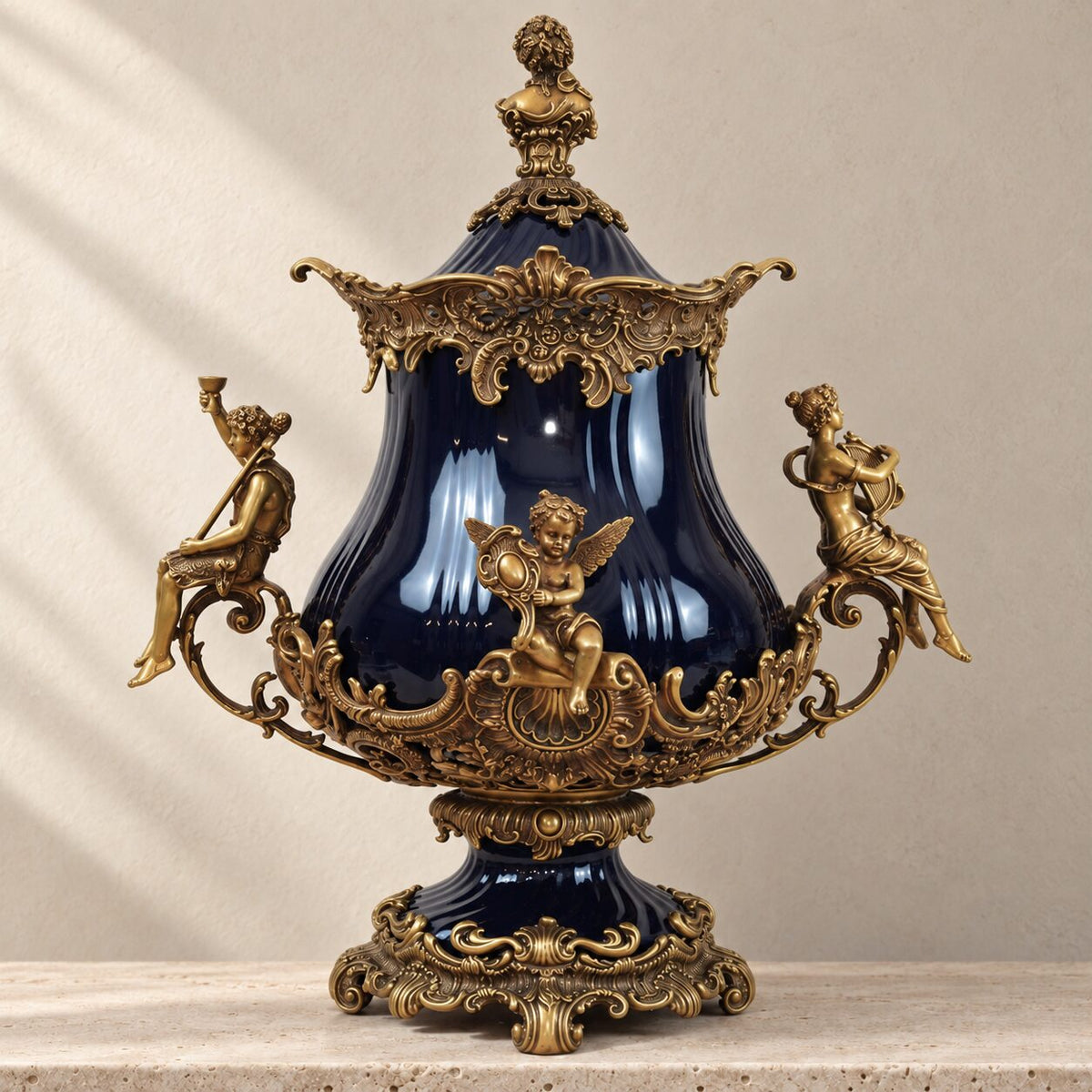 Grande urne couverte en porcelaine bleu cobalt et bronze doré, vue d'ensemble angle