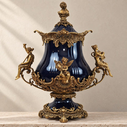Grande urne couverte en porcelaine bleu cobalt et bronze doré, vue d'ensemble angle
